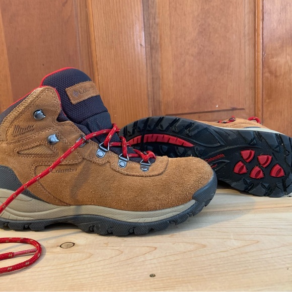 Columbia Newton Ridge waterproof woman’s hiking boots - Picture 2 of 9
